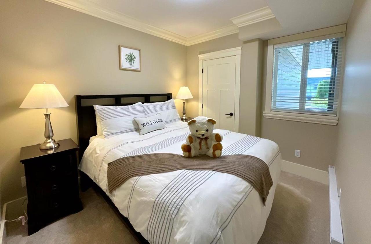 New Two-Bedroom Legal Suite With Parking White Rock Exterior photo
